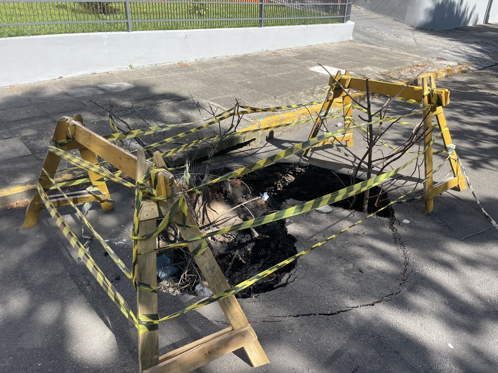 Nova cratera surge em trecho da Avenida Itaimbé, que já passou por reparos, preocupa moradores