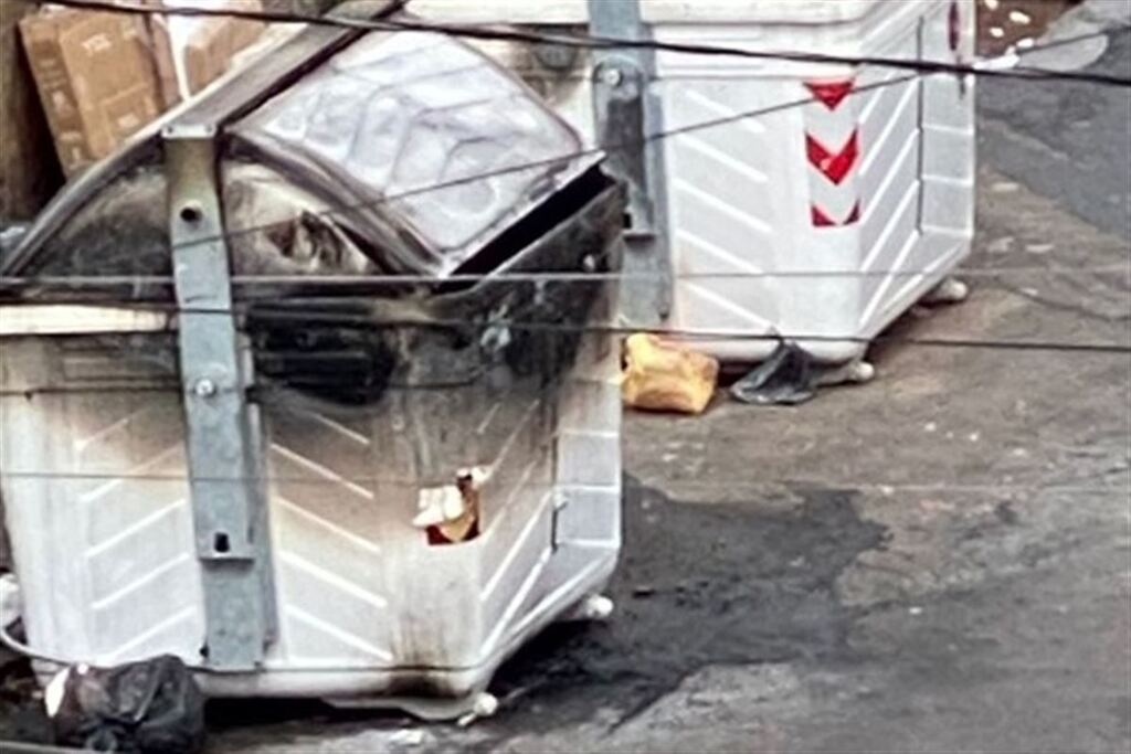 Menos de um mês depois, rua em que cinco contêineres foram incendiados volta a registrar o mesmo tipo de ocorrência