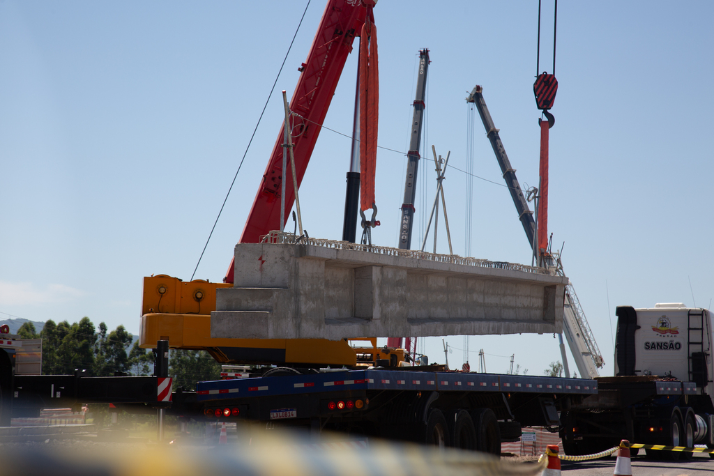 Com uso de quatro guindastes, içamento de vigas avança obra da nova ponte sobre o Arroio Grande na RSC-287