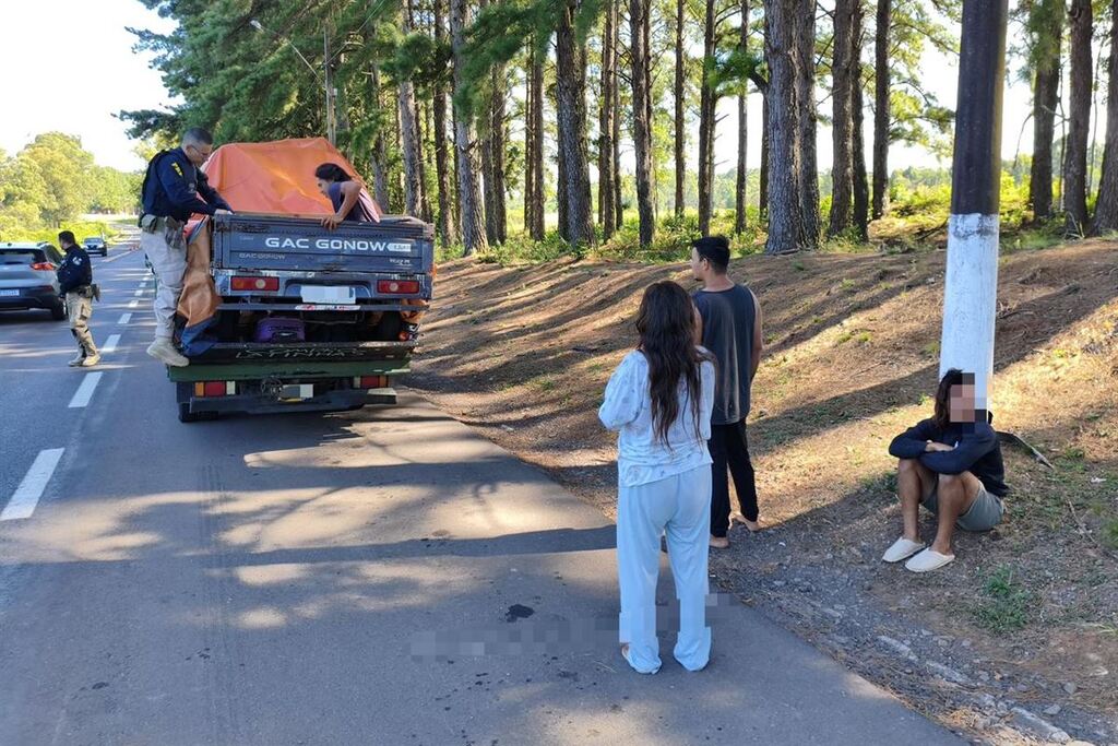 PRF flagra transporte irregular de pessoas na BR-287 em Santiago
