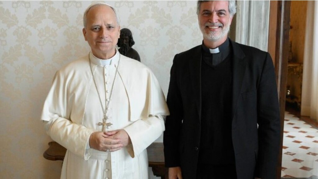 Fotos Divulgação - Papa Leão 14 recebeu o padre brasileiro Alexandre Awi Mello, que entregou imagem da Campanha da Mãe Peregrina e falou da causa do Diácono João Luiz Pozzobon.