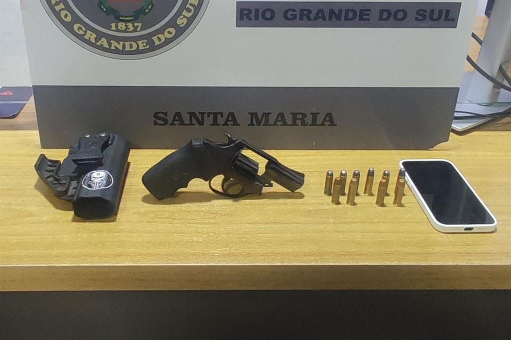 Jovem é preso com revólver e munições no centro de Santa Maria