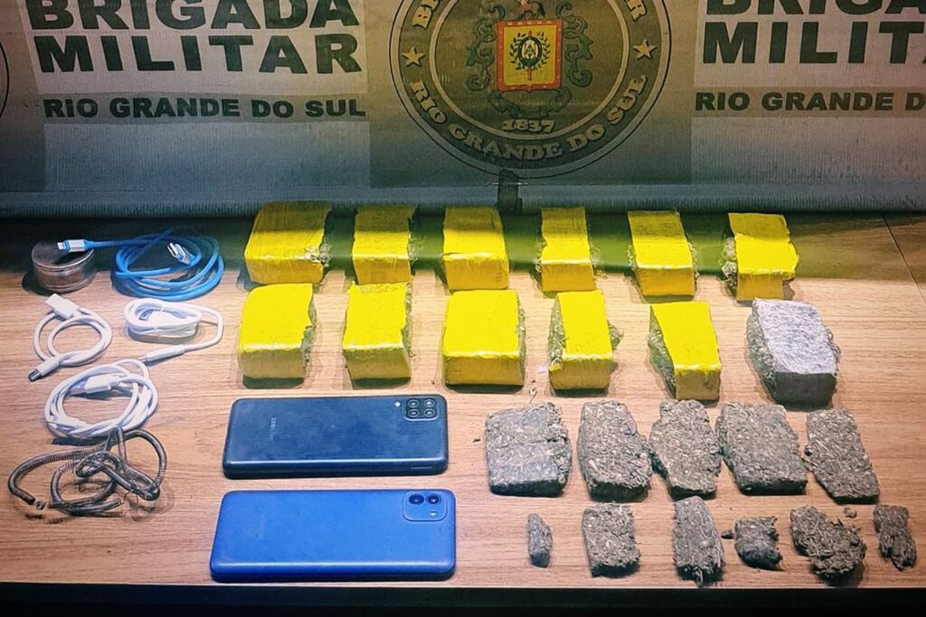 Brigada Militar prende homem e apreende adolescente por tráfico de drogas em Santa Maria