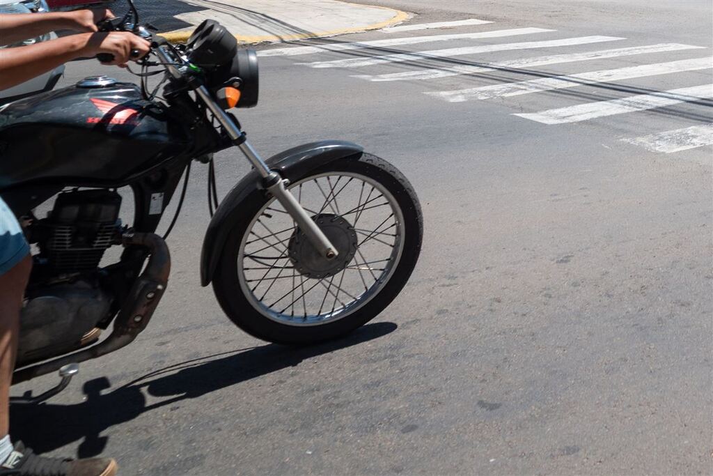 Motociclista fica ferido após acidente com fuga de veículo em Santa Maria