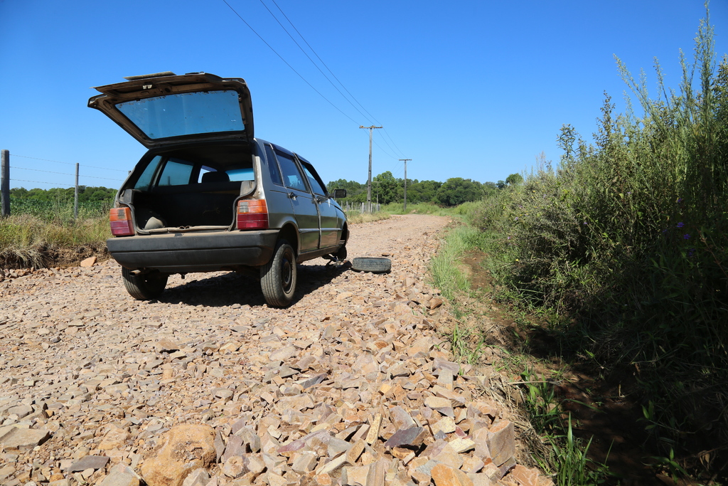 Foto: Rian Lacerda (Diário) - Pedras soltas e pontudas colocadas para tapar buracos na Estrada Eduardo Duarte, nos fundos da Vila Maringá, em Santa Maria, causam prejuízos a veículos e dificultam a circulação de motoristas.