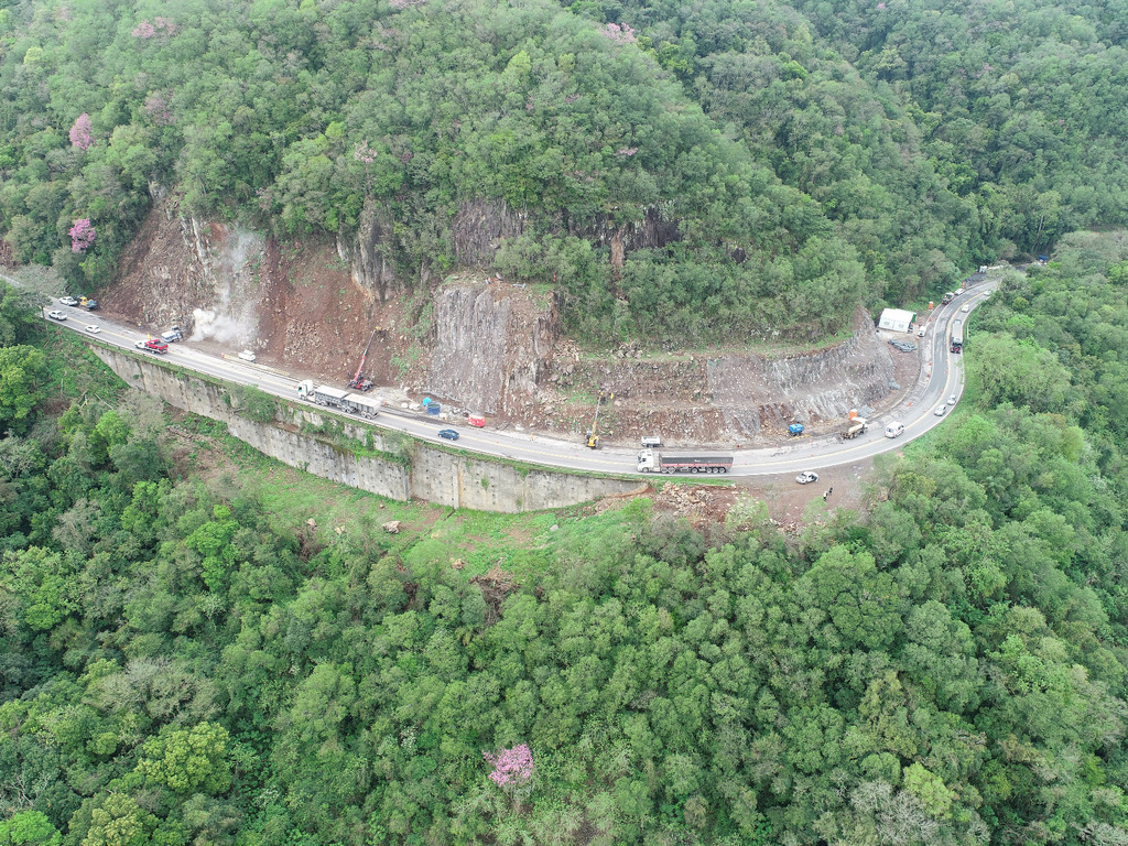 Galeria de imagens: Obras de encostas na BR-158