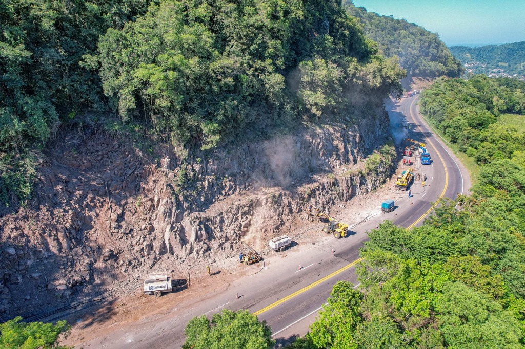 Galeria de imagens: Obras de encostas na BR-158