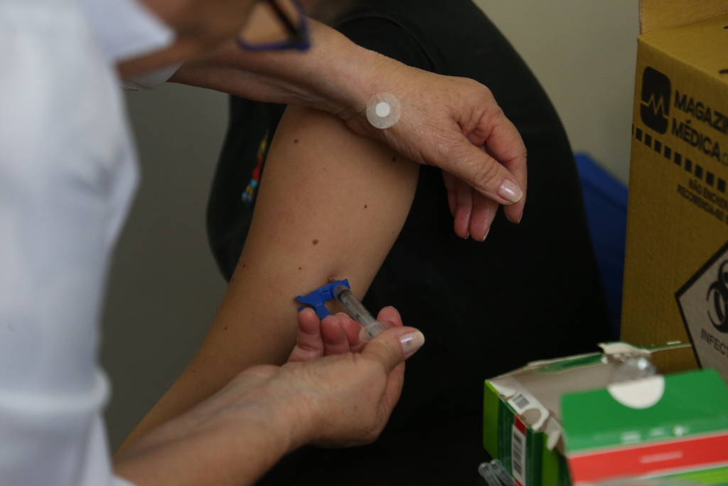 Vacinação contra a dengue para crianças e adolescentes será retomada nesta semana em Santa Maria