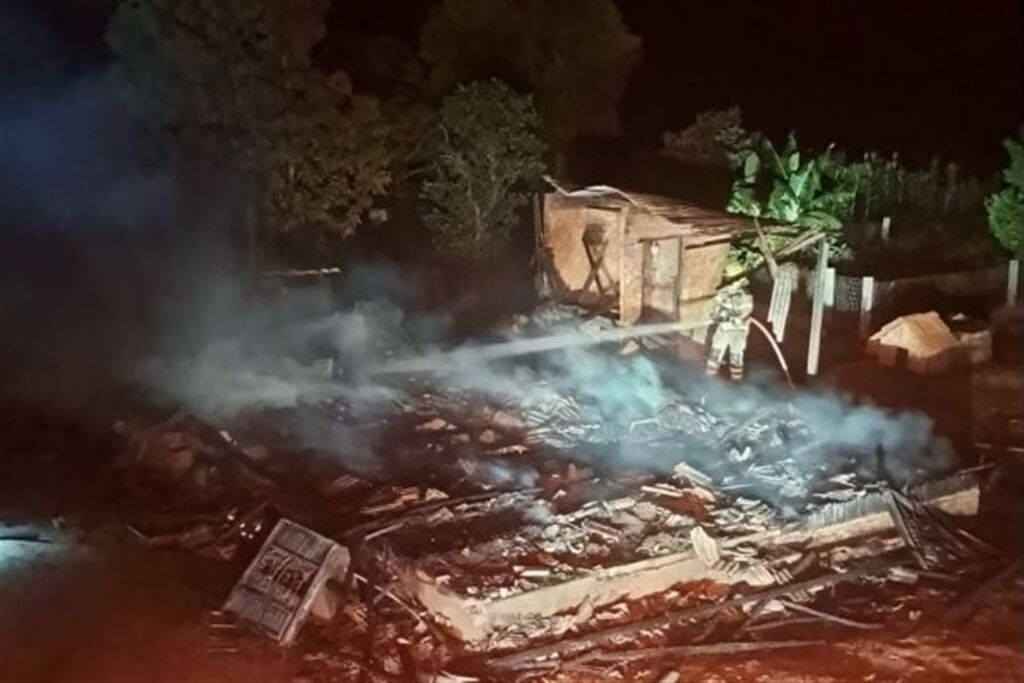 Casa é destruída por incêndio em área rural de município da Quarta Colônia