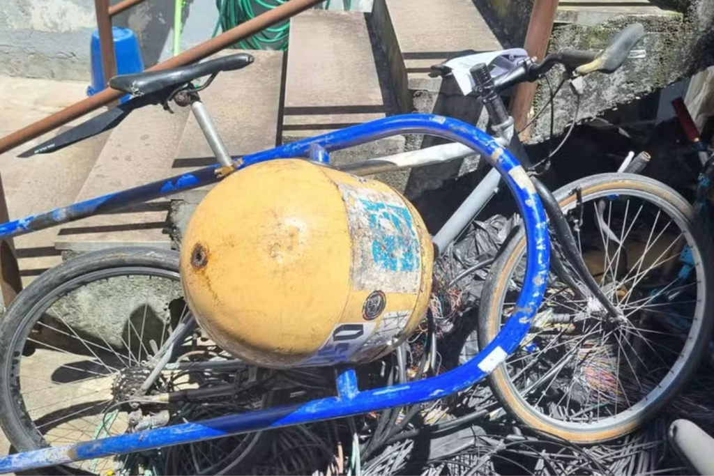 Após não conseguir romper cadeado, homem arranca lixeira para roubar bicicleta na Região Metropolitana