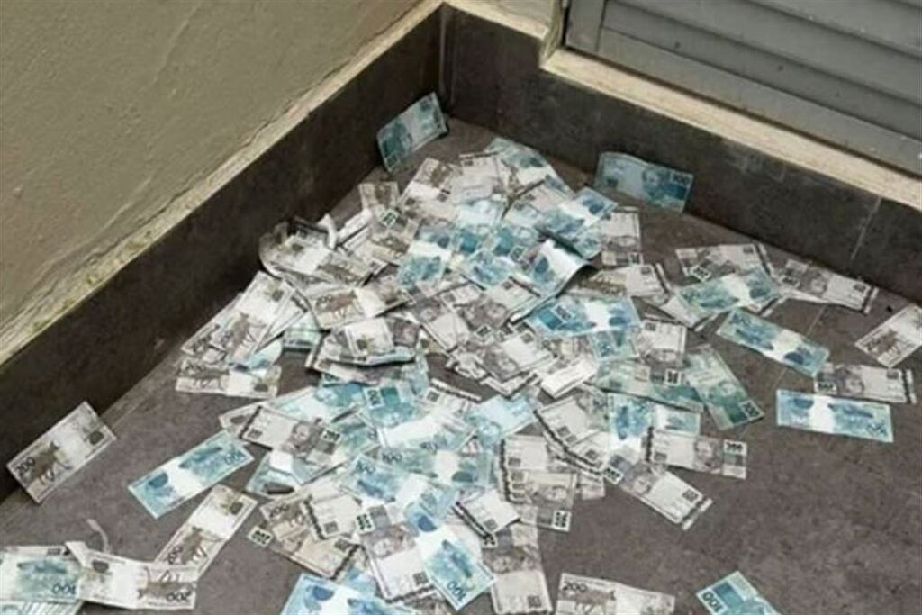 Mala com dinheiro é arremessada pela janela durante operação da Polícia Federal em SC