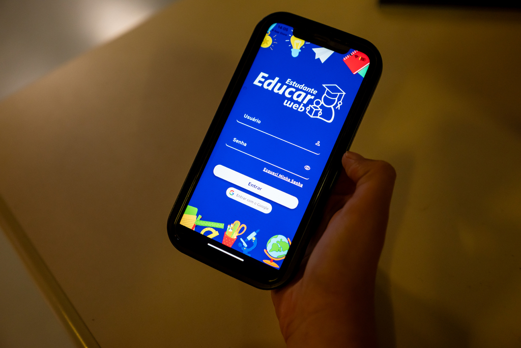 Pais poderão acompanhar frequência, notas e horários de aula dos filhos via aplicativo em 86 escolas de Santa Maria