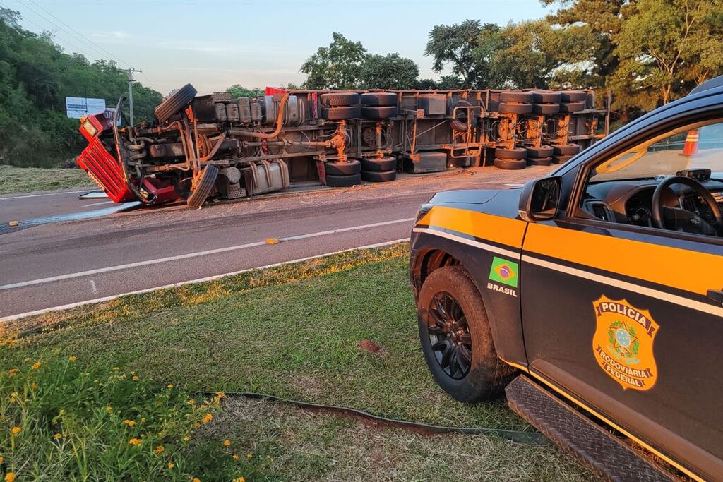 Carreta tomba e deixa dois feridos no trevo de Jaguari na BR-287