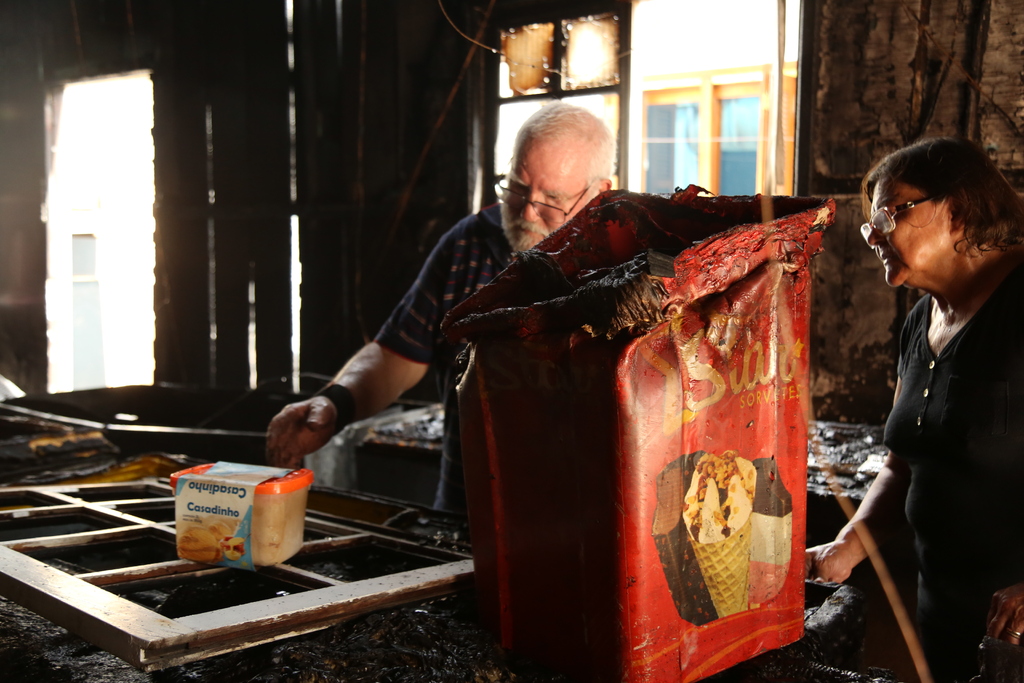 “Não adianta chorar. Vão-se os anéis, ficam os dedos”, diz proprietária após incêndio destruir sorveteria em Camobi