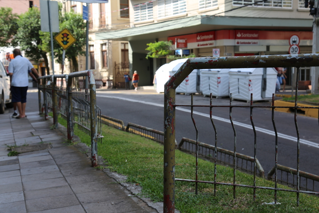 Grades do Viaduto Evandro Behr foram retiradas pela prefeitura para conserto após vandalismo e mau uso