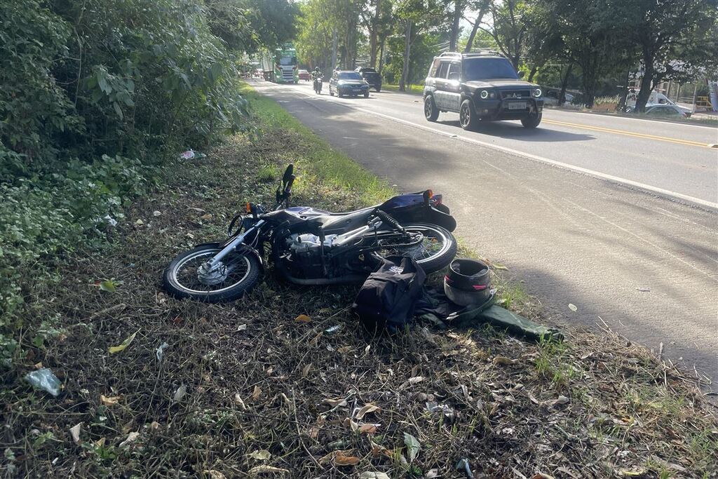 Motorista a caminho de entrevista de emprego se envolve em colisão com moto em Santa Maria
