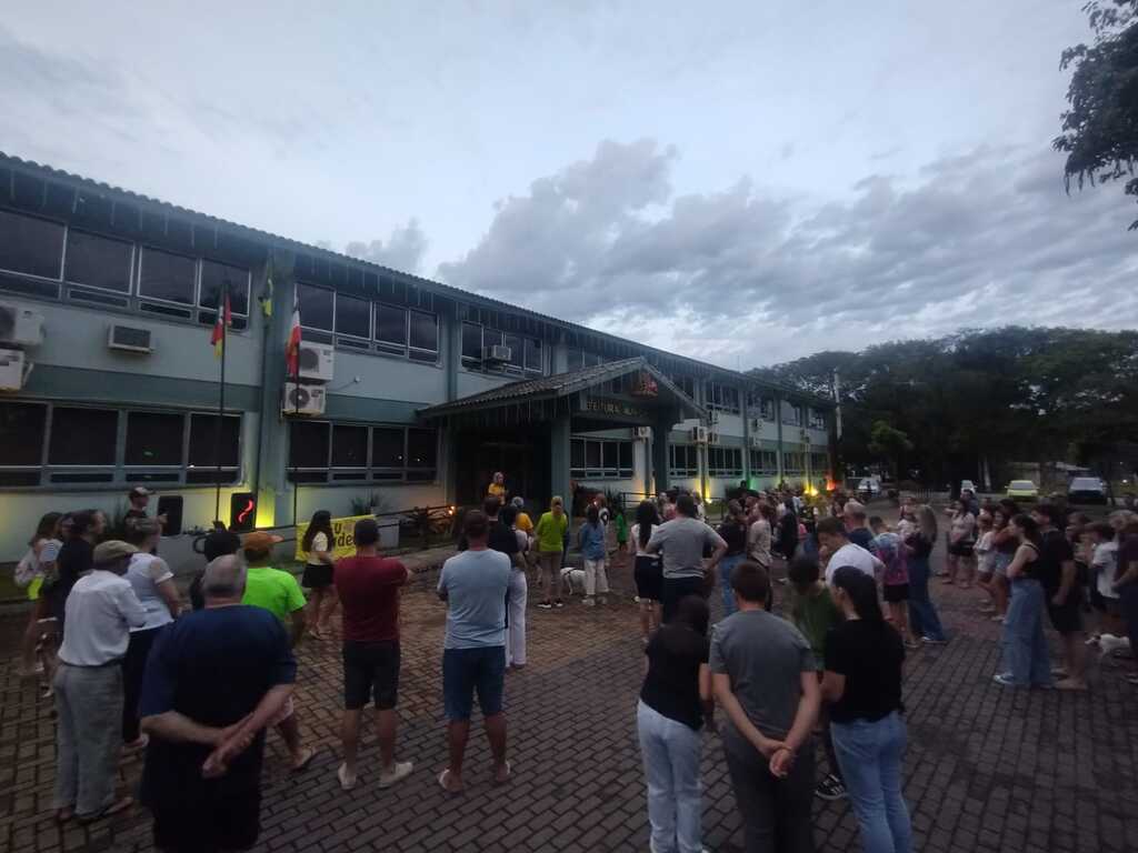 Moradores protestam após sumiço de cão comunitário em Agudo