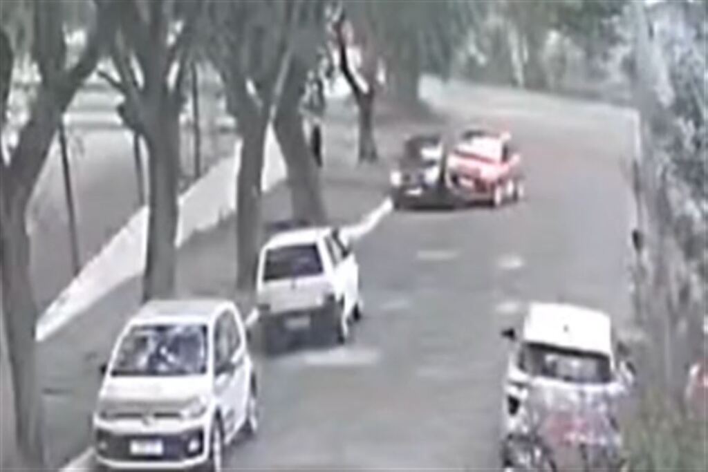 VÍDEO: Candidato perde controle em exame prático e carro de autoescola colide com veículo estacionado em Santa Maria