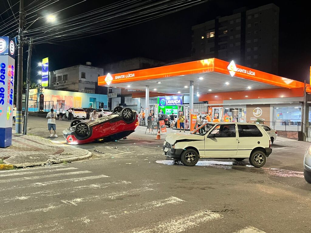 Acidente entre dois veículos em área central de Santa Maria deixa dois feridos