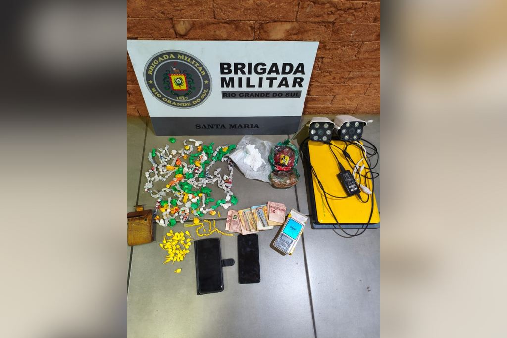 Dupla é presa por tráfico após denúncia no Nova Santa Marta