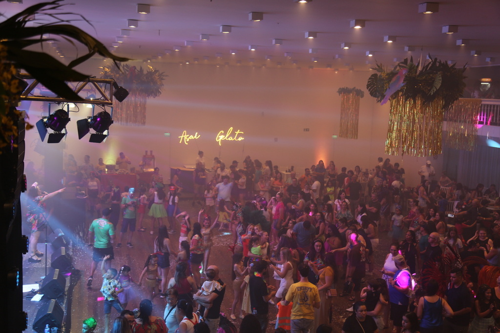 Pequenos caem na folia no ATC com muito colorido e ao som das marchinhas