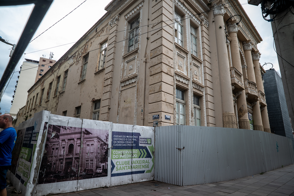 Clube Caixeiral tenta reconstruir prédio após 8 anos da queda do telhado