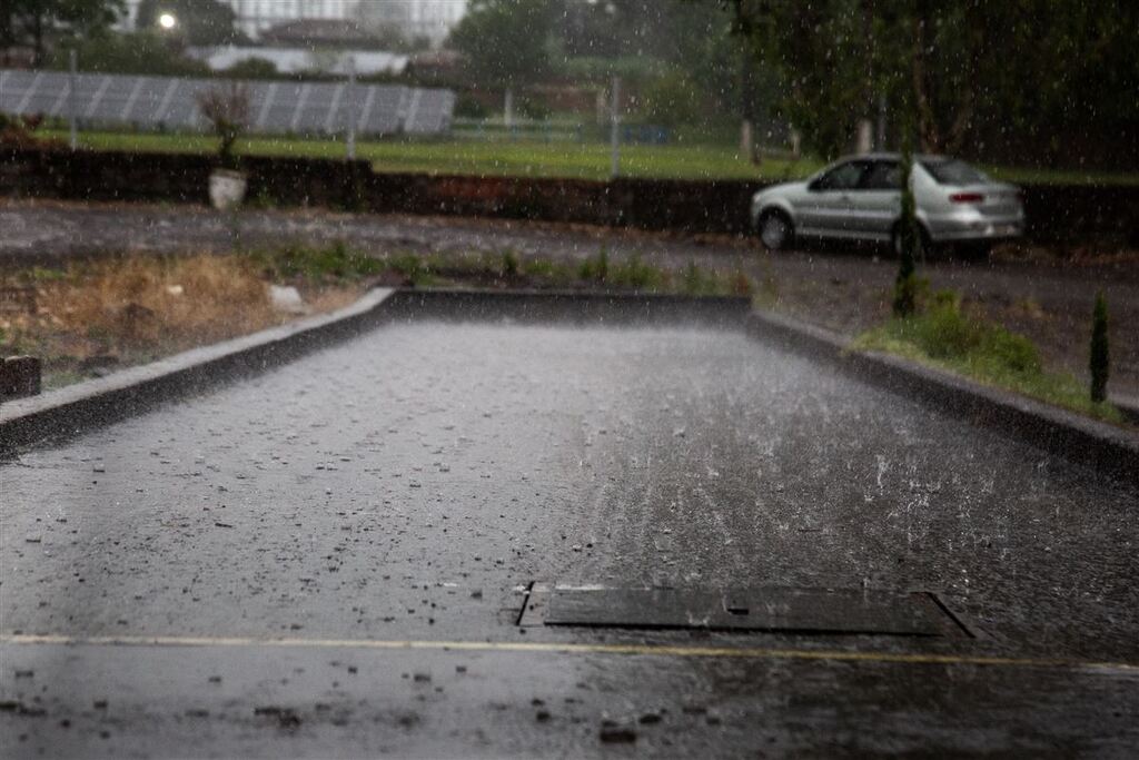 Entre nuvens e alívio térmico, chuva abre a semana em Santa Maria