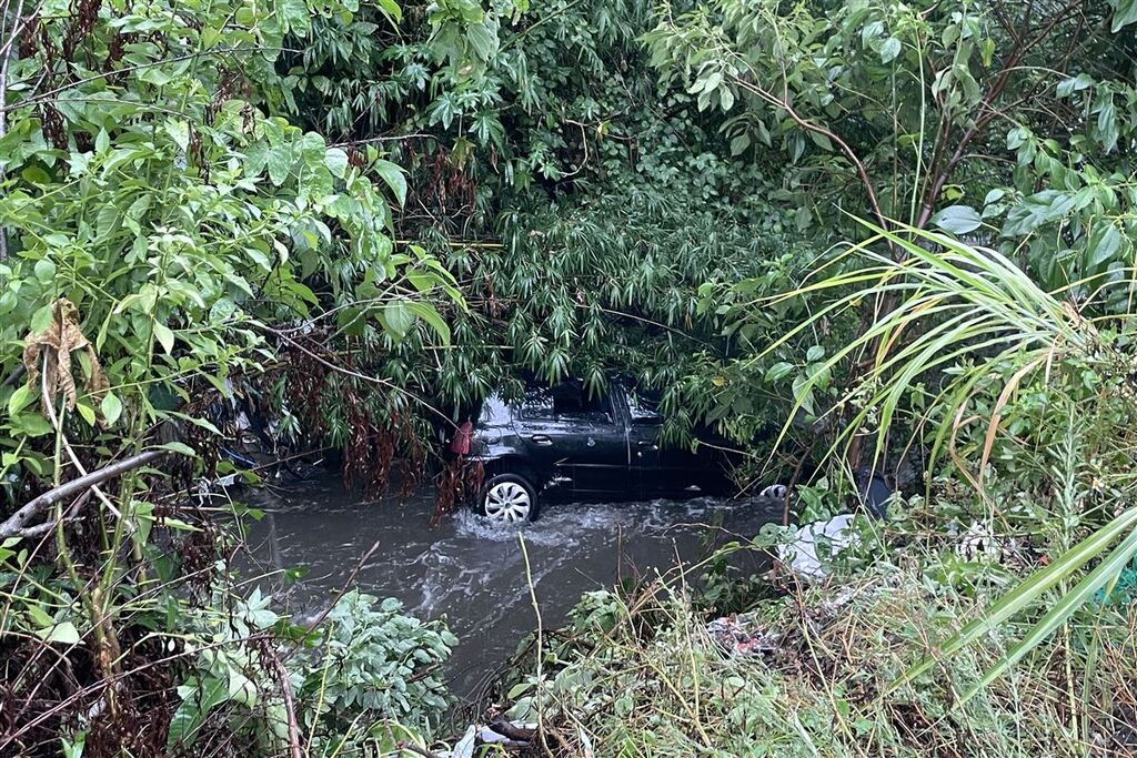Carro é encontrado caído dentro de Arroio em Santa Maria