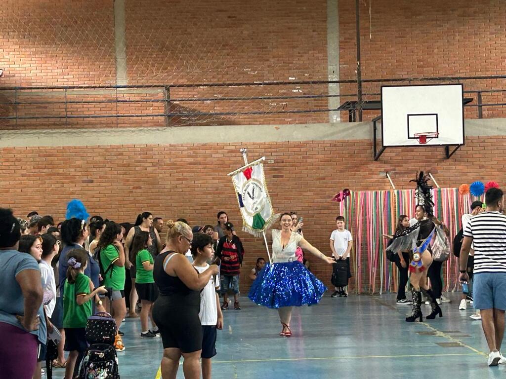 Escola recepciona alunos com bateria de escola de samba em Santa Maria