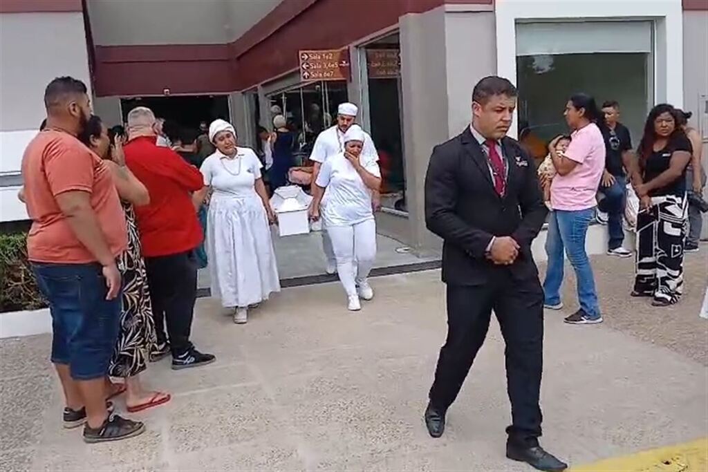 VÍDEO: Casal e bebê que morreram em incêndio em Santa Maria são sepultados