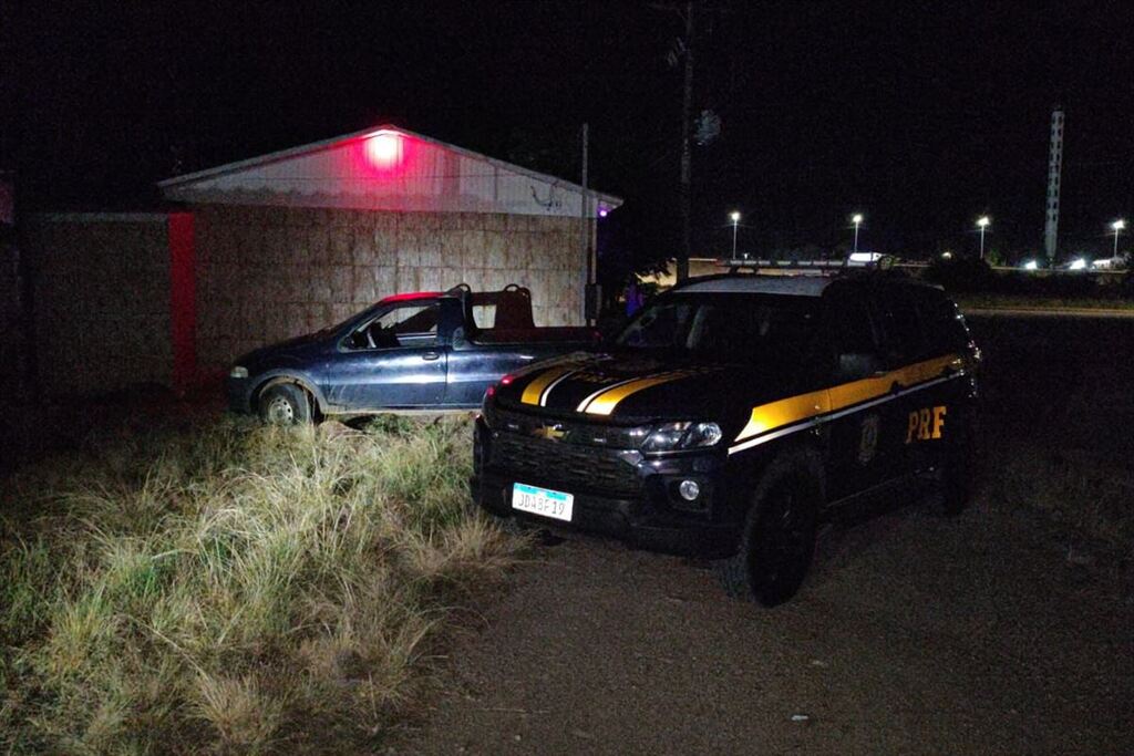 PRF recupera veículo furtado e prende suspeito na BR-290, em Pantano Grande