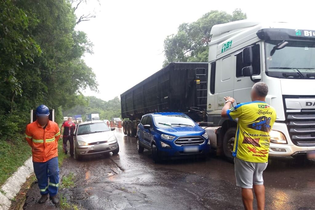 título imagem Colisão entre carro e caminhão é registrada na BR-158
