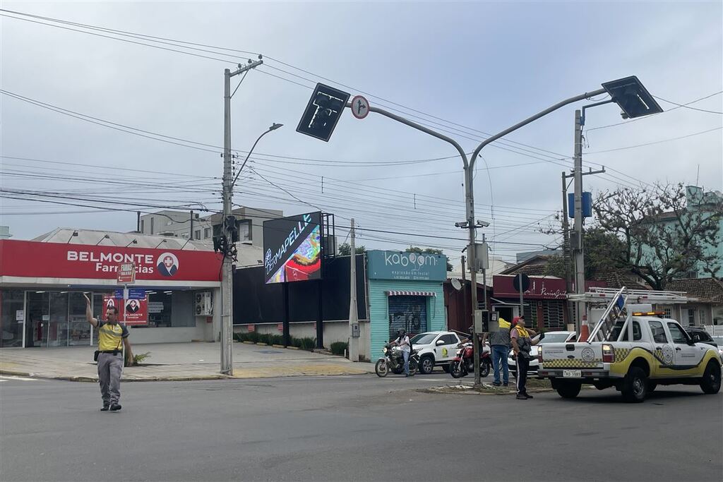 título imagem Semáforo passa por manutenção após acidente em Santa Maria