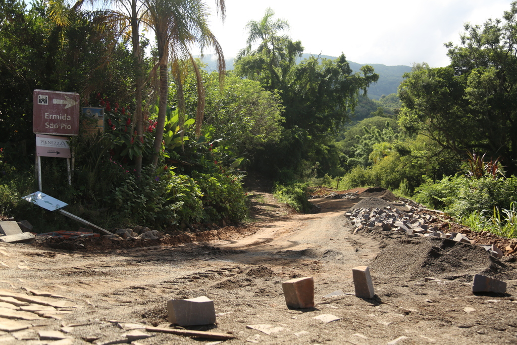 Obras inacabadas e falta de sinalização comprometem acesso turístico ao Mirante Cerro Comprido em Faxinal do Soturno