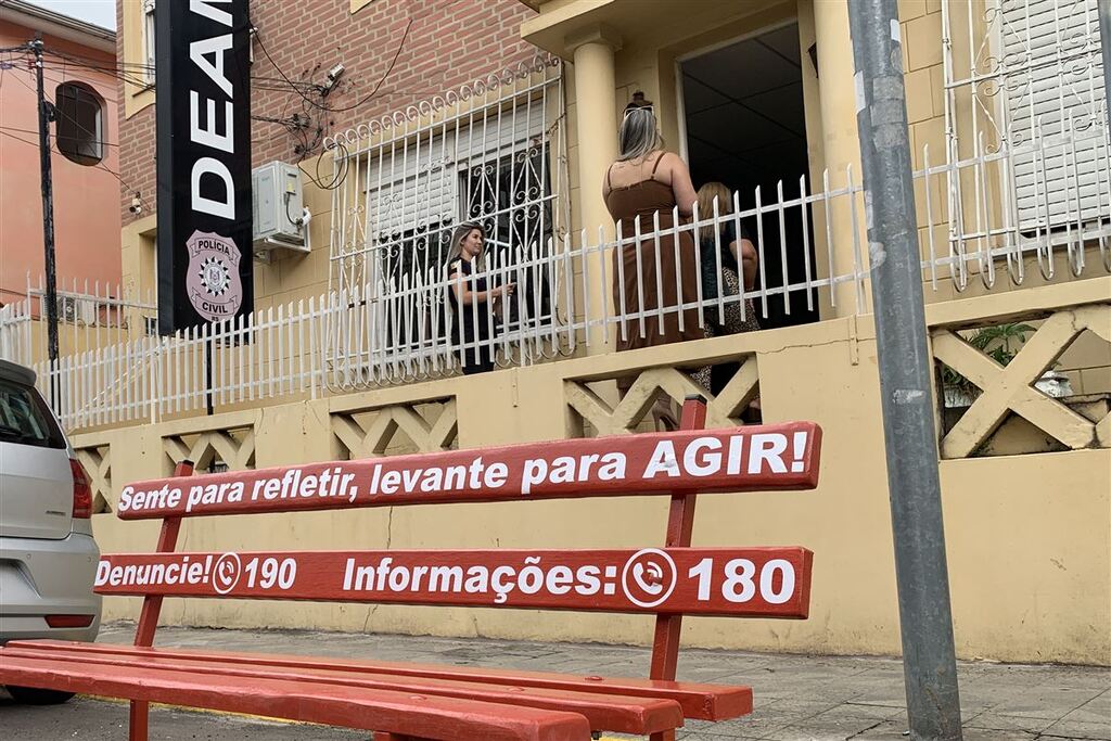 Santa Maria instala sexto Banco Vermelho e reforça enfrentamento a violência contra a mulher