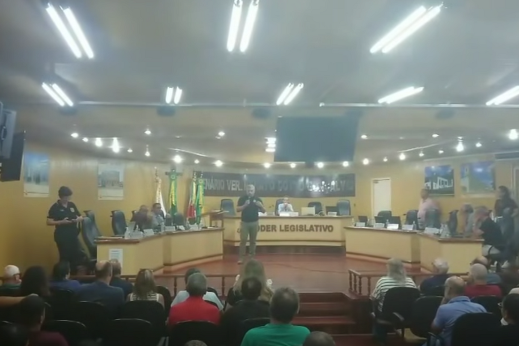 VÍDEO: Confira momento em que polícia interrompe reunião na Câmara de Vereadores de São Gabriel em ação contra suspeita de rachadinha