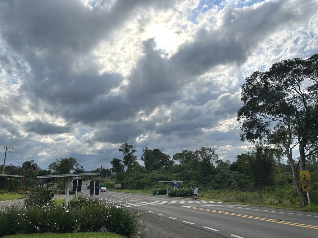 Após manhã seca, nebulosidade aumenta e chuva pode chegar ainda na noite desta segunda-feira