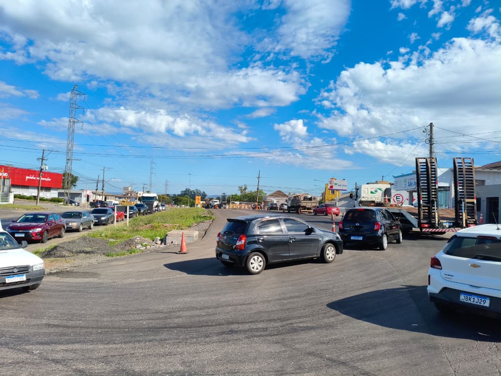 Aplicação de asfalto provoca longo congestionamento na BR-392 nesta segunda-feira