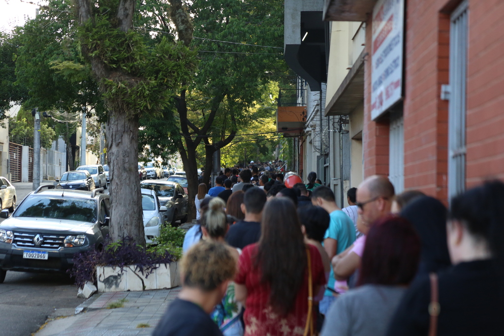 Tumulto e longa fila marcam busca por vaga em escolas de Santa Maria nesta segunda; secretaria garante atendimento durante a semana