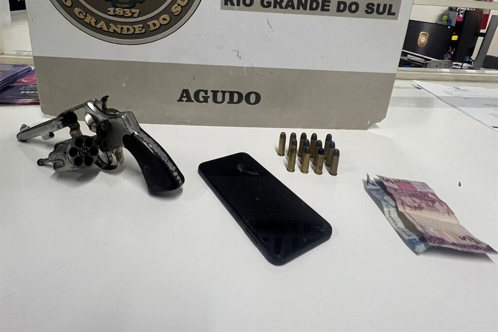 Homem é preso por porte ilegal de arma e adolescente é apreendido em Agudo