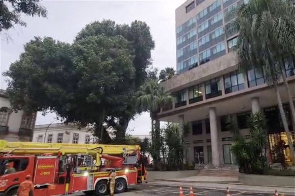 Incêndio atinge sede do Ministério Público no centro do Rio de Janeiro