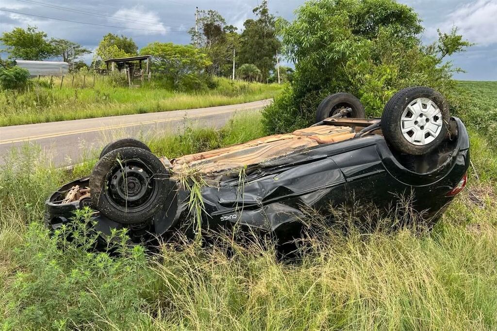 Motorista perde controle e capota veículo na ERS-149, em Restinga Sêca