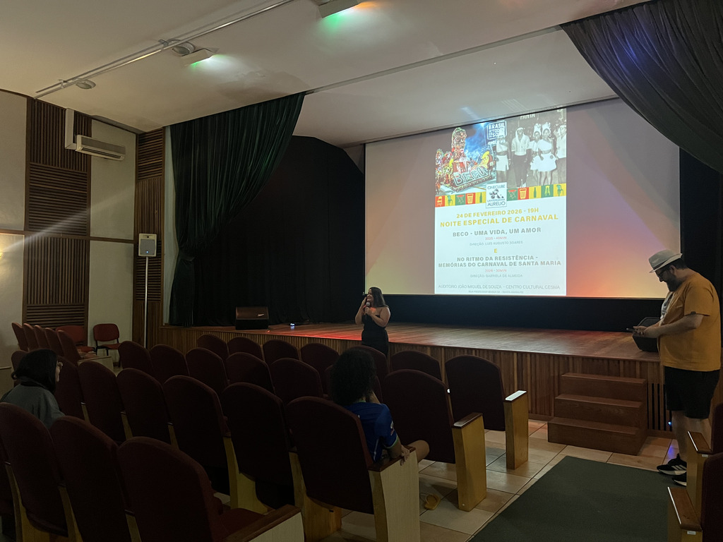 Galeria de imagens: Gabriela De Almeia, diretora do curta-documentário No Ritmo da Resistência - Memórias do Carnaval de Santa Maria, conversa sobre com o público presente sobre detalhes produção.
