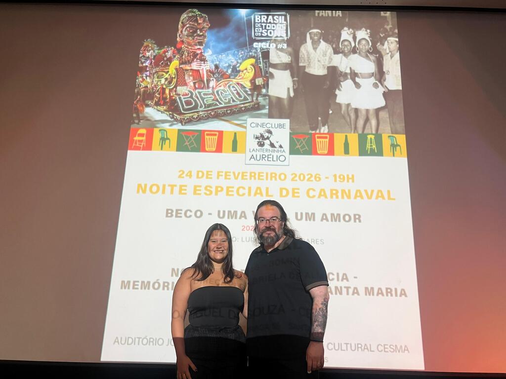 Galeria de imagens: Gabriela De Almeida ao lado de Cássio dos Santos Tomain, orientador do documentário, que também foi seu trabalho de conclusão de curso em Jornalismo na UFSM.