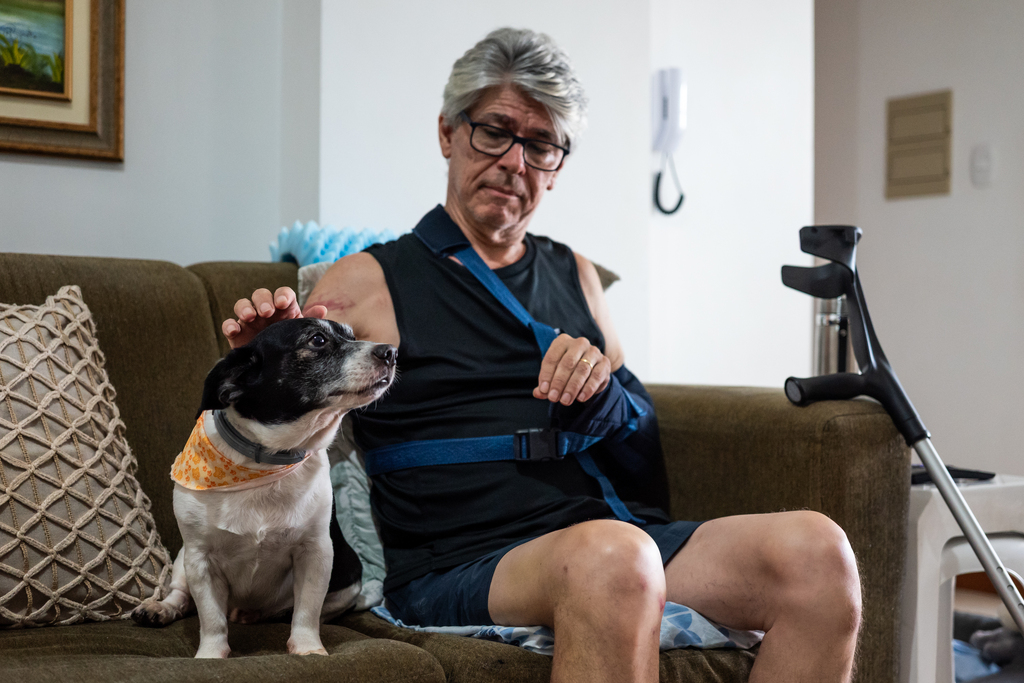 Foto: Vinicius Becker (Diário) - Após 27 dias internado no Complexo Hospitalar Astrogildo de Azevedo (CHAA), o aposentado recebeu alta e voltou para casa, onde agora concentra forças na recuperação – cercado pela esposa, familiares, amigos e pelo cãozinho Tony, companhia fiel de caminhadas matinais há 13 anos.