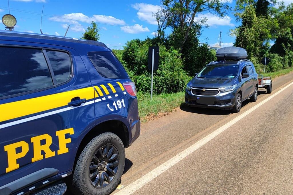 Com direito de dirigir suspenso, motorista ultrapassa viatura da PRF em local irregular e é autuado duas vezes