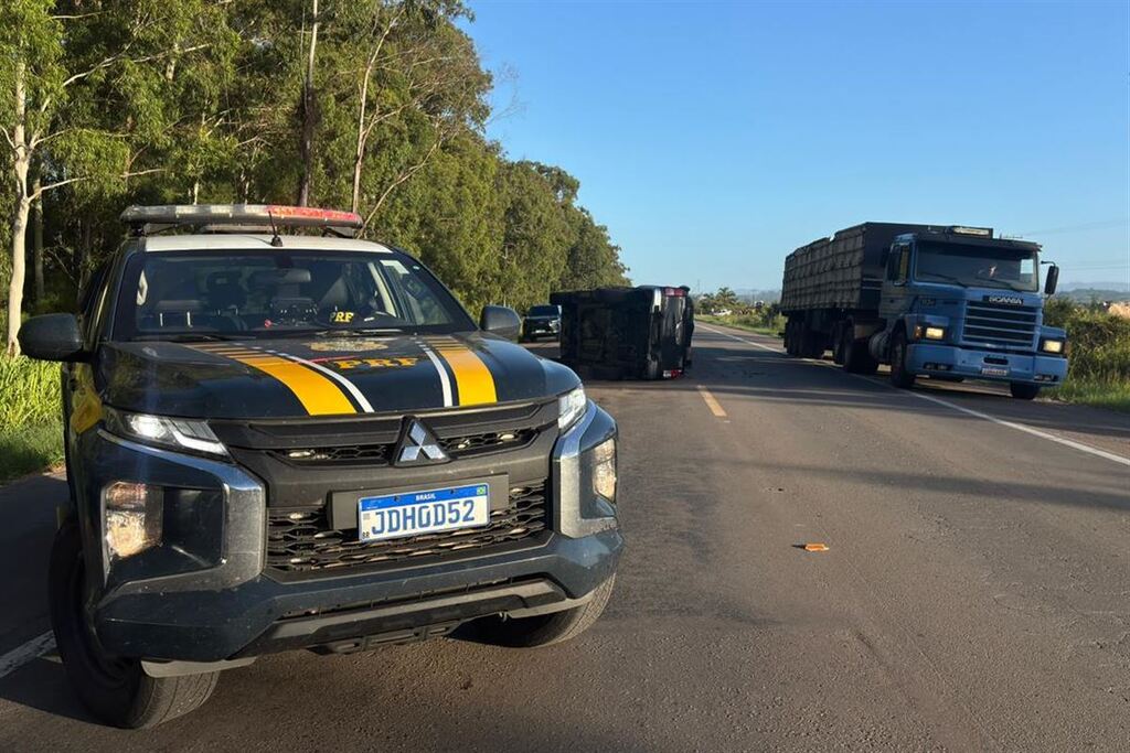 Colisão frontal seguida de capotamento bloqueia parcialmente trecho da BR-392 em Santa Maria