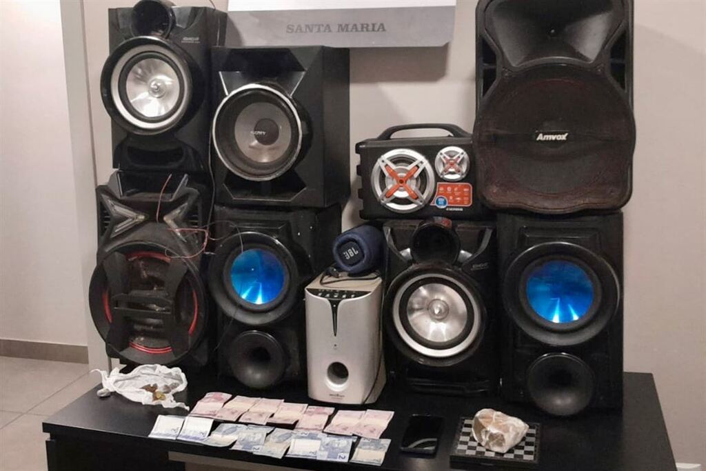 Após denúncia de som alto, homem é preso com porções de maconha em Santa Maria