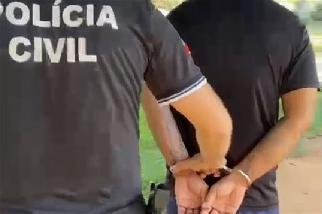 Foto: Polícia Civil (Divulgação) - Segundo a Polícia Civil, o homem preso possui antecedentes por tráfico de drogas, roubo qualificado (seis ocorrências), furto qualificado (12), estelionato, ameaça e lesão corporal, entre outros registros.