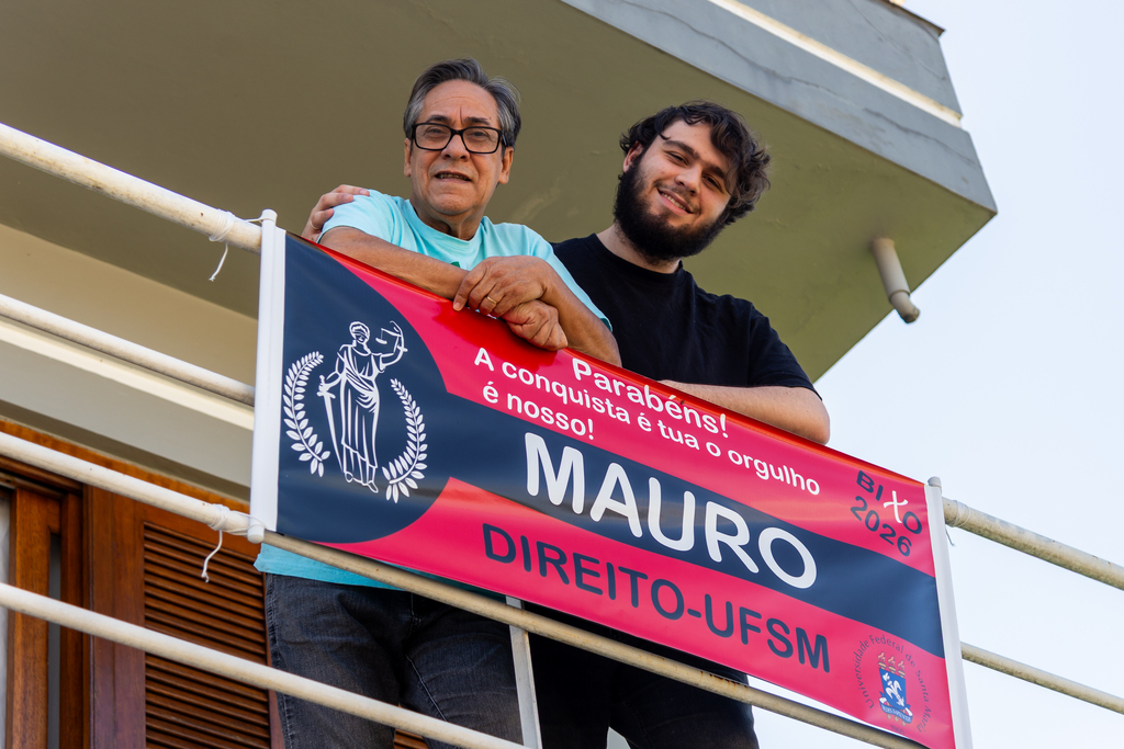 Já pensou no seu avô sendo seu calouro? Aposentado da UFSM será bixo do neto no curso de Direito